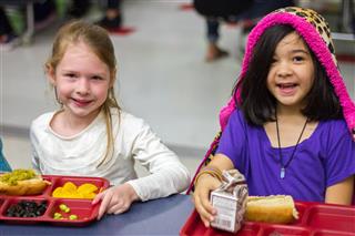 children eating lunch image