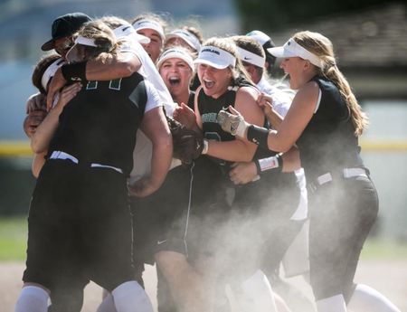 Fast pitch players huddled up